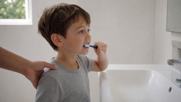 Soins dentaires au quotidien : gestes simples pour éviter les caries chez les enfants