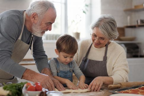 Faire participer les grands-parents en cuisine : recettes intergénérationnelles à partager