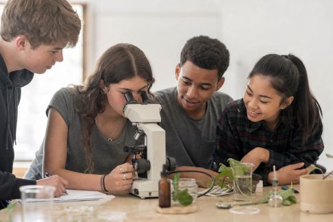 Favoriser la curiosité scientifique chez les adolescents : ressources et conseils pratiques