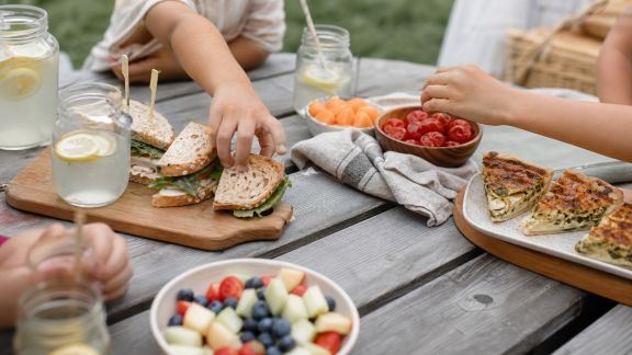 Cuisiner pour un pique-nique familial : conseils pratiques et recettes faciles à emporter