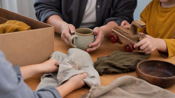 Gérer les objets souvenirs en famille : trier sans culpabiliser