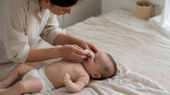 Premiers soins à connaître pour la santé de bébé à la maison