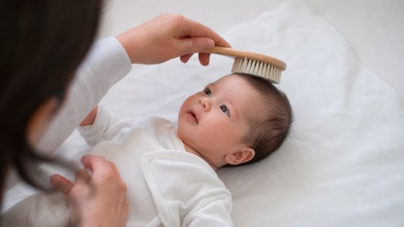Soins des ongles et des cheveux de bébé : conseils pratiques pour les parents