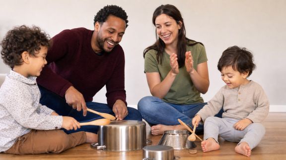 Explorer la musique en famille : rythmes, jeux et expériences sonores sans matériel spécialisé
