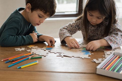 Fabrication de puzzles personnalisés : méthodes simples pour impliquer les enfants