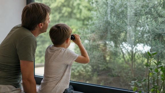 Éveiller la curiosité scientifique avec des jeux d’observation à la fenêtre