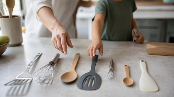 Bien choisir ses ustensiles pour cuisiner en famille : guide pratique pour parents et enfants