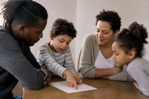 Apprentissage coopératif : avantages et limits pour la famille
