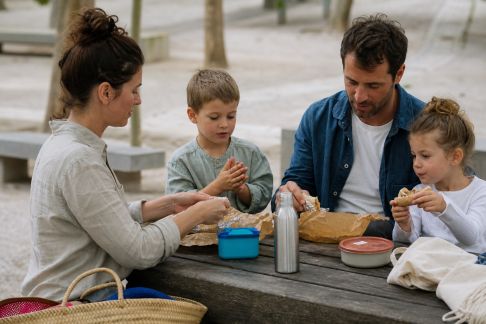 Profiter des dispositifs locaux pour les vacances familiales à prix réduit
