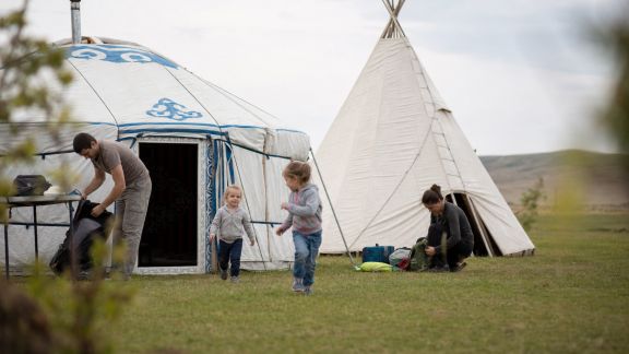 Séjour en yourte ou tipi avec enfants : avantages et organisation pratique