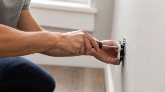 Petits travaux à faire soi-même : économies et sécurité pour la maison