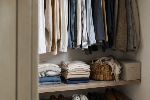Réussir le changement de saison dans les placards : étapes concrètes