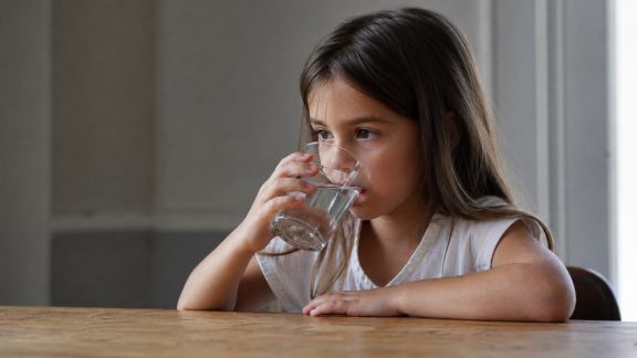 Bien hydrater son enfant pendant les fortes chaleurs : conseils pratiques