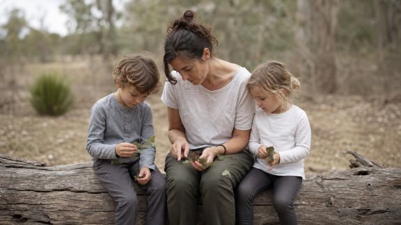 Les bienfaits de l’éducation à la nature pour mieux apprendre en famille