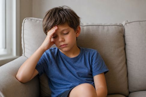 Maux de tête chez l’enfant : causes fréquentes et solutions à la maison