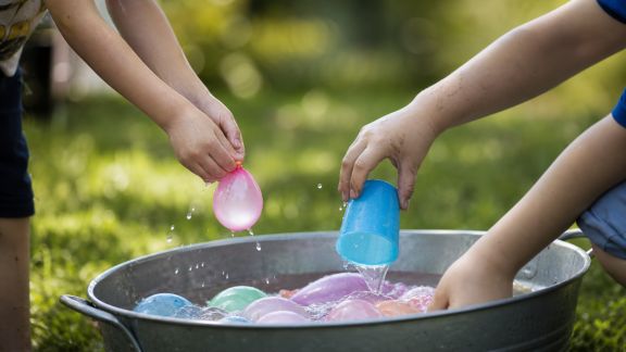 Comment organiser une après-midi jeux d’eau sans sortir du jardin