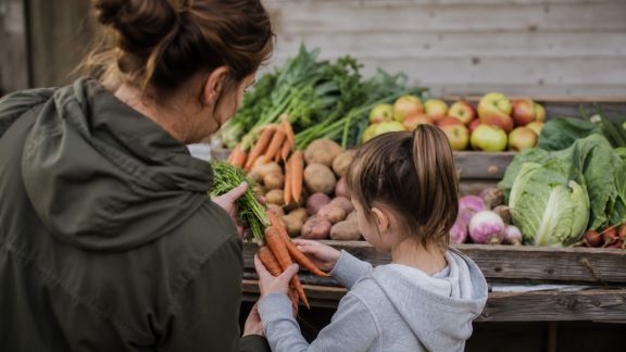 Cuisiner avec des ingrédients locaux : comment impliquer les enfants dans la découverte des producteurs près de chez vous
