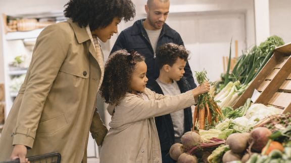Comment impliquer les enfants dans les courses et la sélection des aliments