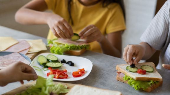 Organiser un défi sandwich maison pour développer la créativité culinaire des enfants