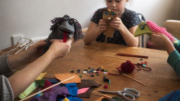 Fabriquer des marionnettes maison et organiser un spectacle familial