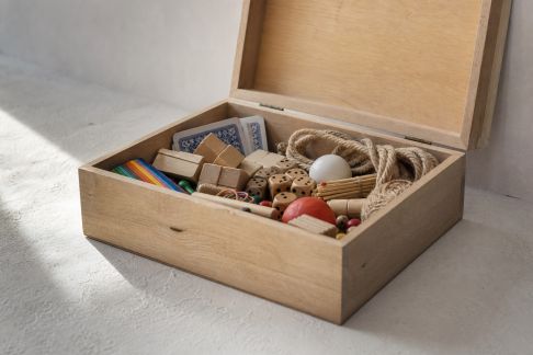Créer une malle à jeux maison pour improviser des activités en toutes circonstances