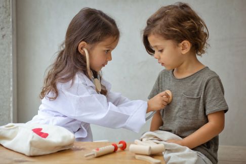 Jeux d’imitation et scénarios pour développer l’imaginaire des enfants