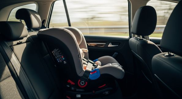 Voyager en voiture avec un nourrisson : installation et sécurité à respecter